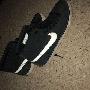 Black and white ankle sneakers